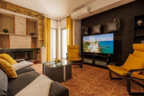 Central, Homely & Bright Gem with Balcony, Fast WiFi & Workspace by The Front Desk