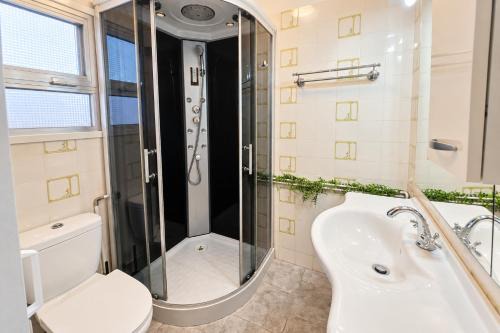 Finikoudes Marina Beachfront Grand Apartment in Larnaca