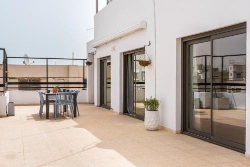 Elegant 2BR Top Floor Apt w/Parking in Engomi