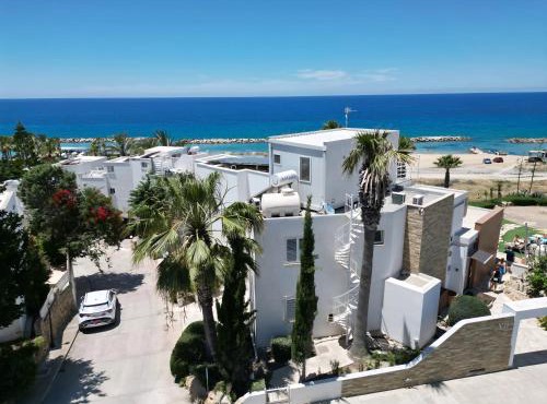 Sea front Villa Kristina in Khlorakas