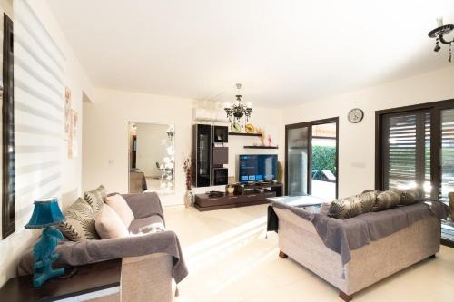 Villa Elysia Argaka - Seaview Bungalow Villa with Private Pool, Garden, Panoramic Roof Terrace and 3-Min Walk to Sea