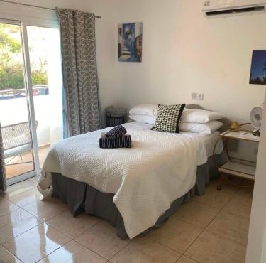 ATLANTIS Penthouse Apartment with Jacuzzi plus Pool and Sea Views