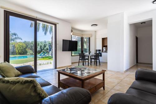 Peaceful 6BR Villa with Private Pool and Garden in Kiti