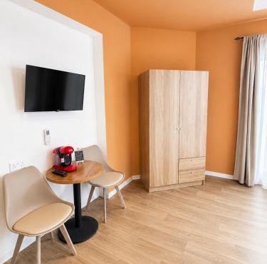 Modern Studio 2 private Kitchenette and Bathroom in Limassol