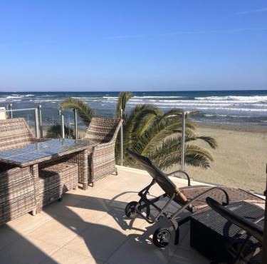Sandy Kisses in Larnaca