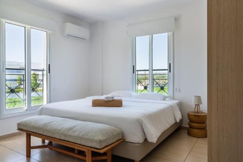 2BR Apartment with Amazing View and Pool in Kiti in Kiti