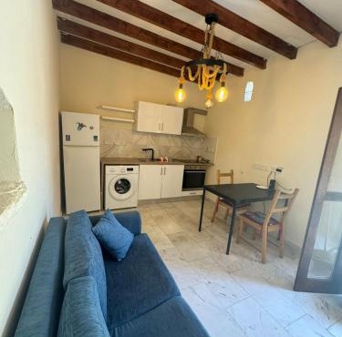 Charming Cyprus Getaway in Pfos - Garden View Holiday House in Paphos