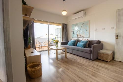 Central 1BR - Views - Deli Café