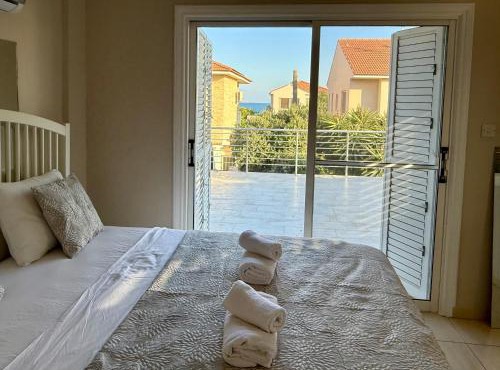 Onyx Beach Villa - Cozy 2BR - Walk to Beach in Meneou