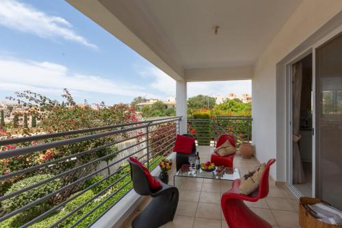 Spacious sea view apartment in Khlorakas