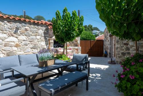Sousannou Stone House, 3 Bedroom Mountain Escape with BBQ and Fireplace in Galataria