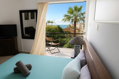 Sea view Beach House with Pool in Limassol