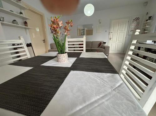 Modern 2BR Apartment 70m from Finikoudes beach in Larnaca