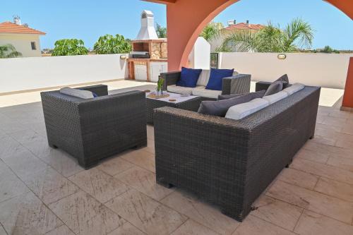 Wealthystays 3BR Terrace BBQ Villa with pool in Liopetri