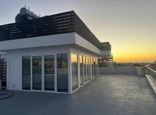 Sky villa penthouse with private outdoor hottub in Limassol