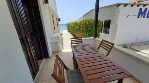Seaside 2BR Apartment 30m from Sea & Free Parking