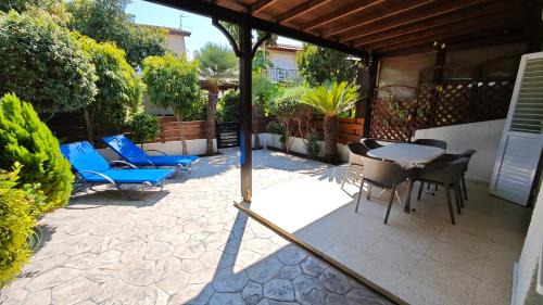 Manors Seaside 2BR House 100m from the Beach & Free Parking in Meneou