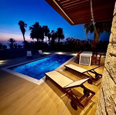 Santa Barbara Seafront villas w jacuzzi pool in Paphos