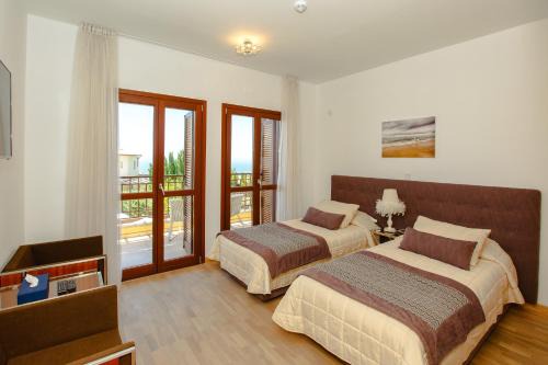 Luxury Central Villa AJ06 with Private Heated Pool & Jacuzzi, Services Inc, Aphrodite Hills Resort in Paphos
