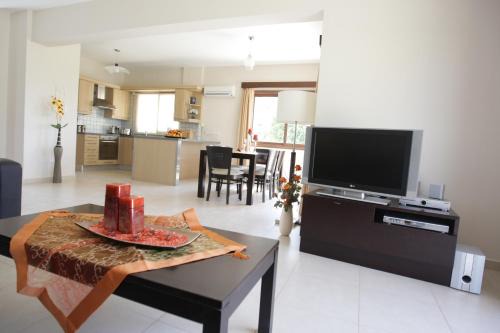 A three-bedroom villa with a private pool and landscaped garden Wi-Fi in Pissouri