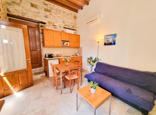 Skarinou's Landhouse Poolside Heaven Apartment