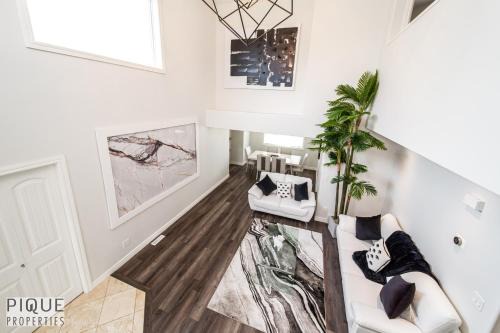 LUXURIOUS 6 Bed Home I Fireplace I near Sports Park I with Double Garage & Fast WiFi! in Edmonton