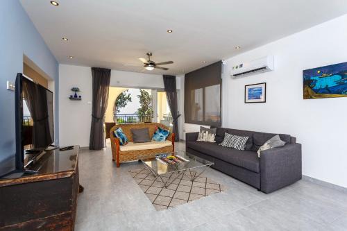 Coral Bay Sea Breeze - Rooftop Apt, Pool & Sea Views, Sleeps 8