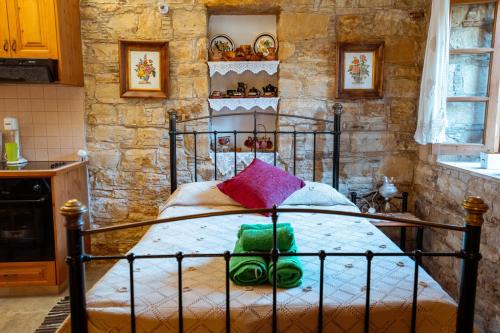 Constantias stone houses in Lofou